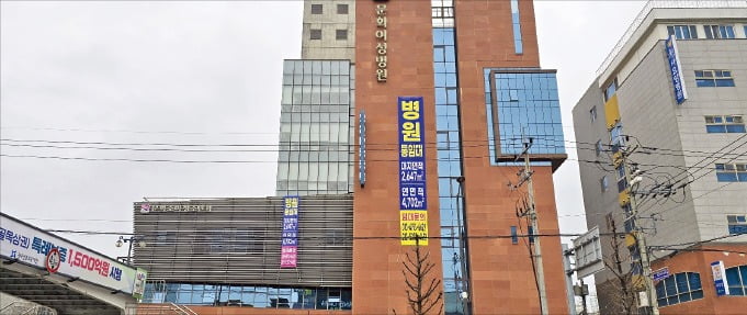 지난해 9월 폐업한 광주 문화여성병원 건물에 ‘통임대’ 현수막이 걸려 있다.  /임동률 기자 