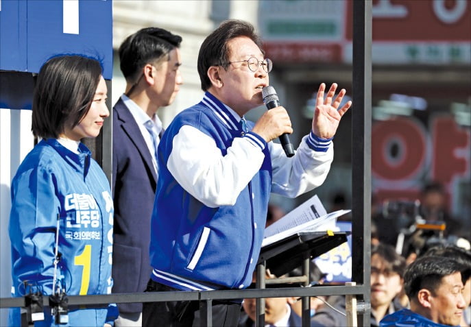 이재명 더불어민주당 대표가 4일 울산 남구 야음동에서 유세 차량에 올라 전은수 남갑 후보(왼쪽)에 대한 지지를 유권자들에게 호소하고 있다.  /카지노 꽁머니1 