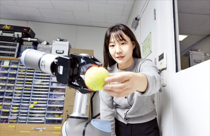 UST-ETRI 스쿨에 재학 중인 민유림 연구원이 로봇손가락 ‘그리퍼’를 살펴보고 있다. /UST 제공 
