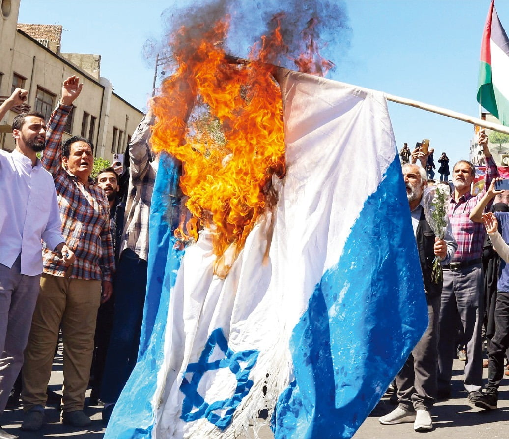 [포토] 이스라엘 국기 불태우는 이란  