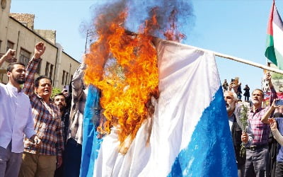 [포토] 이스라엘 국기 불태우는 이란  