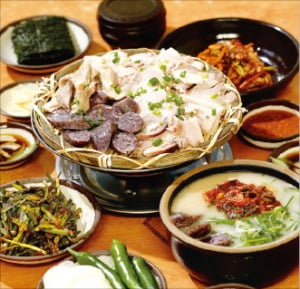 담백하고 진한 육수…전통 토렴식 돼지국밥