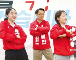 조해진 국민의힘 후보(경남 김해을)는 최근 두 딸과 함께 아이돌 그룹 투어스의 춤을 따라 하는 ‘첫 만남 챌린지’에 참여한 영상을 업로드했다.   유튜브 캡처 