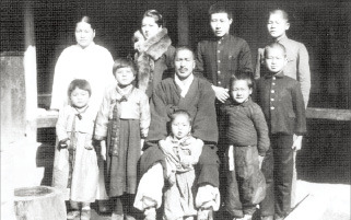 1940년대 수원 평동 7번지 한옥 앞. 최학배 공(사진 가운데), 이동대 여사(사진 뒷줄 왼쪽), 어린 시절 최종건 SK 창업회장(사진 뒷줄 오른쪽), 최종현 선대회장(사진 두번째줄 오른쪽). 