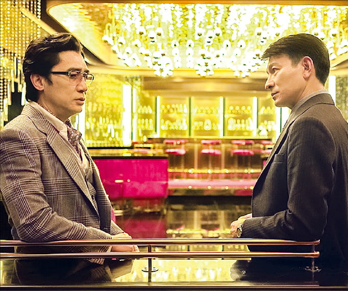 영화 ‘골드 핑거’에서 20년 만에 재회한 량차오웨이(왼쪽)와 류더화.  메가박스중앙 제공 