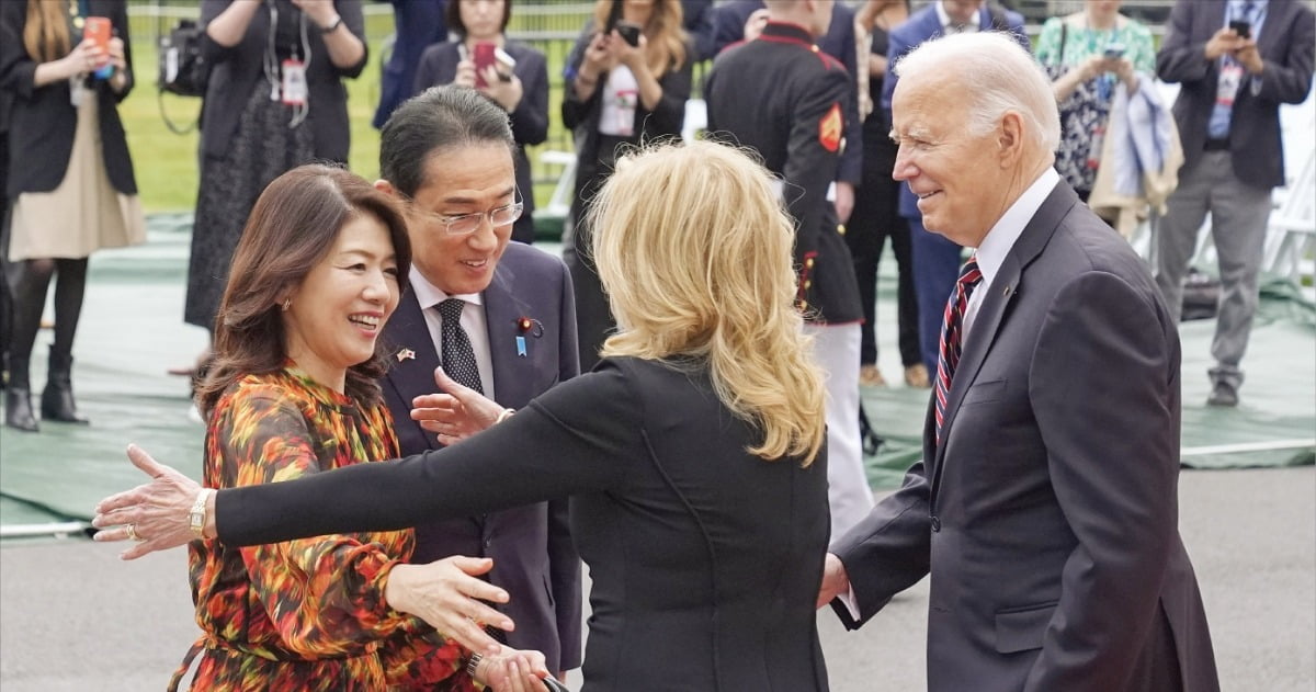 9일(현지시간) 조 바이든 미국 대통령(오른쪽 첫 번째)과 영부인 질 바이든 여사(두 번째)가 국빈 방문한 기시다 후미오 일본 총리(세 번째)와 기시다 유코 여사를 백악관에서 환대하고 있다.  /AP연합뉴스 