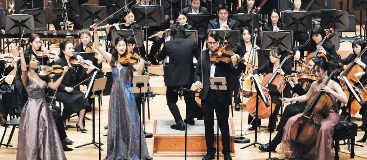 한경아르떼필하모닉(지휘 윌슨 응)이 에스메콰르텟과 함께 지난 10일 예술의전당 콘서트홀에서 열린 ‘교향악 축제’에서 연주하고 있다.
 