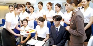 아시아나항공, 고교생 대상 승무원 교육