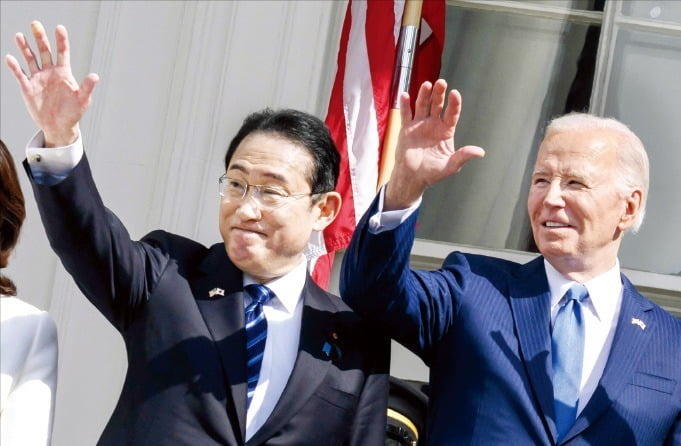 조 바이든 미국 대통령(오른쪽)과 기시다 후미오 일본 총리가 10일(현지시간) 정상회담을 앞두고 워싱턴DC 백악관 남쪽 잔디밭에서 열린 공식 환영 행사에 참석해 손을 흔들고 있다.   /AFP연합뉴스 