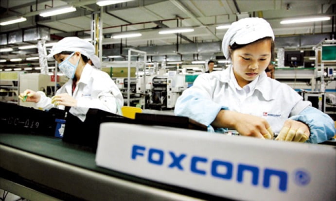 중국 폭스콘 공장 조립라인에서 직원들이 근무하고 있다.  블룸버그연합뉴스
   