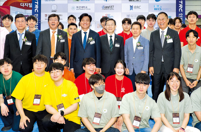 지난해 열린 ‘ITRC 인재양성대전 2023’ 행사에서 기념 촬영을 하는 모습.  꽁 머니 카지노획평가원 제공 