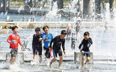 [포토] 역대 세번째 4월 무더위…“물놀이가 최고” 