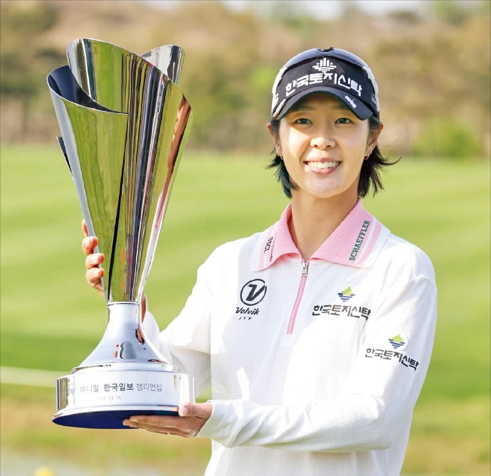 박지영이 14일 한국여자프로골프(KLPGA)투어 메디힐·한국일보 챔피언십에서 우승한 뒤 트로피를 들고 포즈를 취하고 있다.  KLPGA 제공 