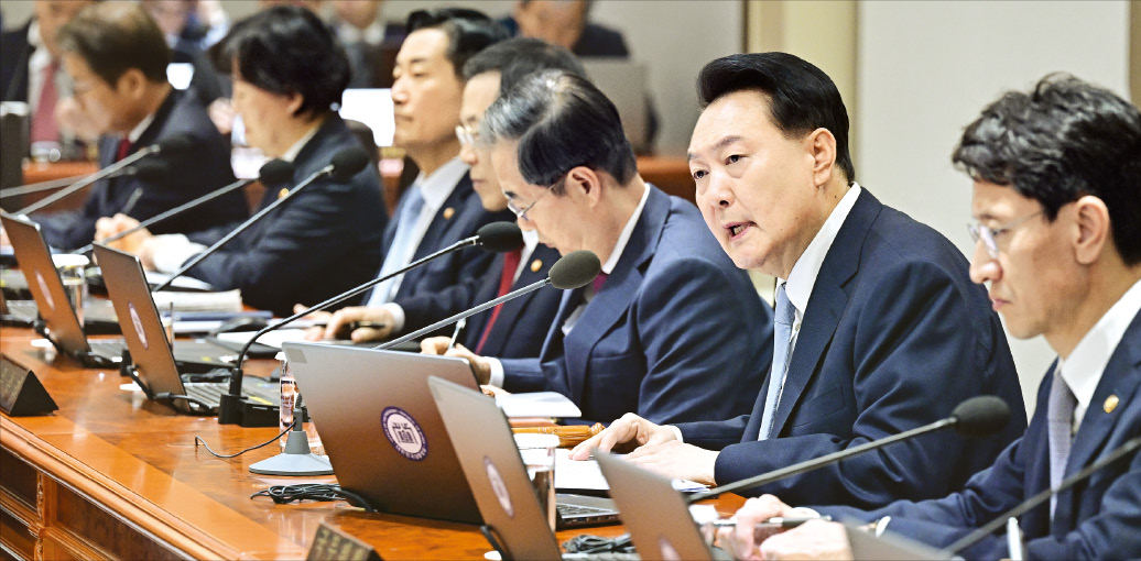 윤석열 대통령이 16일 용산 대통령실에서 열린 국무회의에서 발언하고 있다.  김범준 기자 