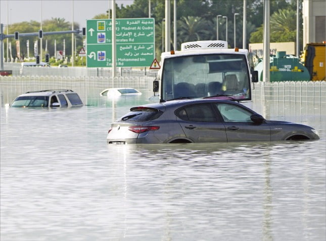 [포토] 두바이 폭우…1년치 비 12시간 동안 쏟아져    