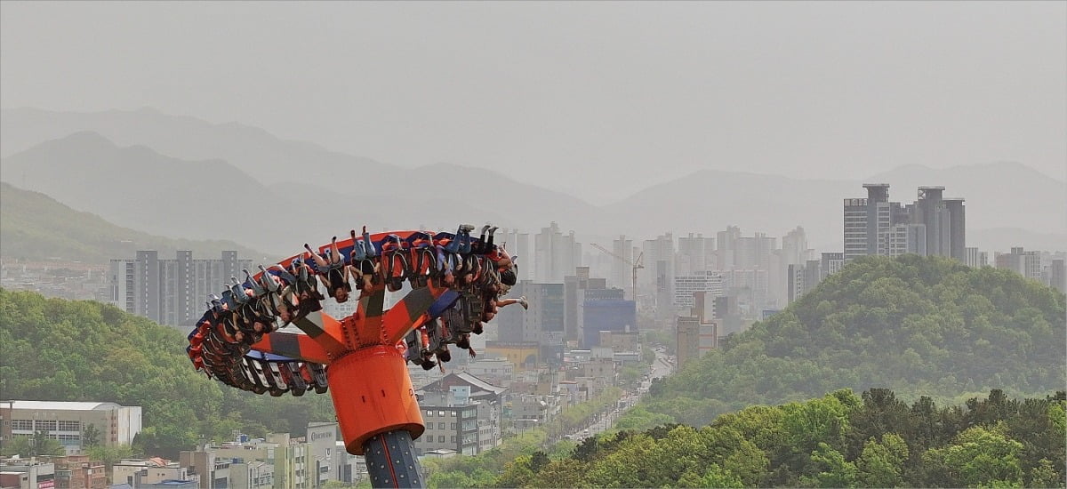 < 답답한 하늘…오늘도 ‘나쁨’ > 황사의 영향으로 전국 곳곳에 미세먼지 주의보가 내려진 가운데 17일 대구 두류동 테마파크 이월드를 찾은 시민들이 놀이기구를 타고 있다. 이날 대구의 미세먼지(PM-10) 농도는 최고 305㎍/㎥를 기록했다.  /연합뉴스 