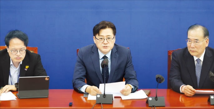 홍익표 더불어민주당 원내대표(가운데)가 18일 국회에서 열린 정책조정회의에서 발언하고 있다. 왼쪽부터 박주민 원내수석부대표, 홍 원내대표, 이개호 정책위원회 의장.  /연합뉴스 