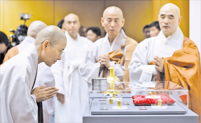 [포토] 美 보스턴서 돌아온 사리 친견하는 스님들