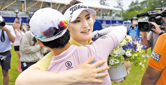 유소연이 20일(한국시간) 미국여자프로골프(LPGA)투어 메이저대회 셰브런 챔피언십 2라운드를 마친 뒤 안나린과 포옹하며 은퇴를 축하받고 있다.   AP연합뉴스 