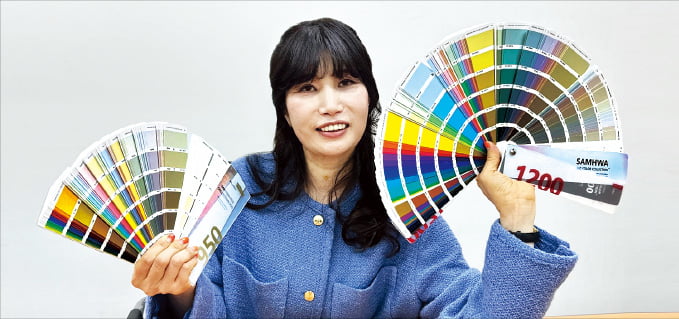 이상희 삼화페인트공업 컬러디자인센터장이 1200 컬러북을 들고 설명하고 있다.  민지혜 기자 