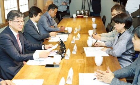 이기일 보건복지부 1차관(왼쪽)이 지난 24일 서울 중구 달개비에서 연금개혁 관련 전문가들과 간담회를 하고 있다. /강은구기자 