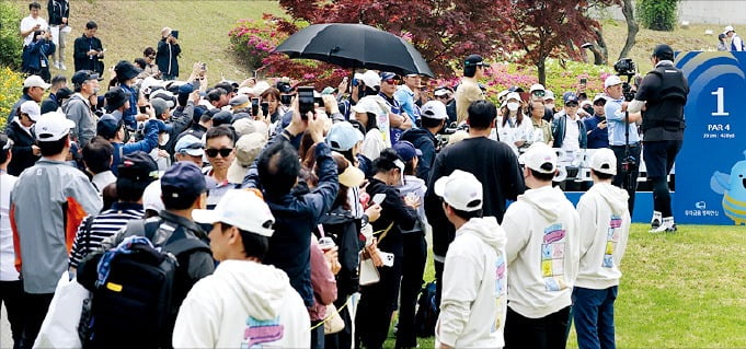 한국프로골프(KPGA)투어 우리금융챔피언십 1라운드가 열린 경기 여주 페럼클럽 1번홀에서 갤러리들이 임성재를 지켜보고 있다.  /KPGA 제공 