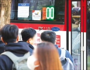 '입석금지'에 버스 오픈런…수도권 '통근러' 분통