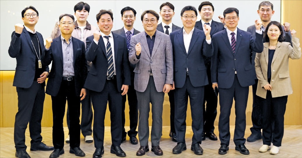 이우영 한국산업인력공단 이사장(앞줄 가운데)이 지난 4월12일 열린 ‘능력개발전담주치의 지원 기업 간담회’에서 기념촬영을 하고 있다. /한국산업인력공단 제공
 