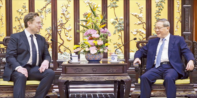 리창 중국 총리(오른쪽)가 지난 28일 베이징에서 일론 머스크 테슬라 최고경영자(CEO)와 회담하고 있다. 당초 인도를 방문할 예정이었던 머스크는 이날 급거 중국행을 택했다.    AP연합뉴스 