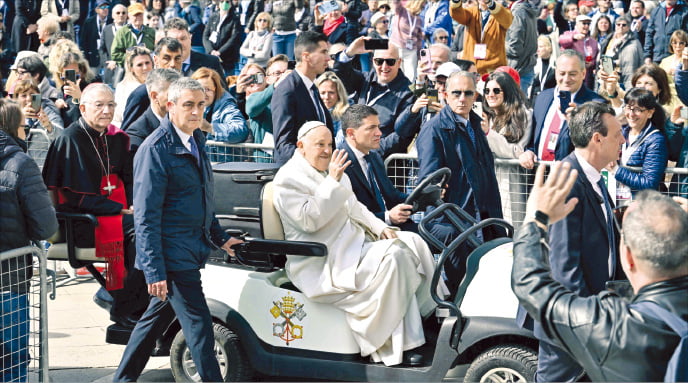 프란치스코 교황이 28일(현지시간) 이탈리아 베네치아 산마르코 광장에서 열린 미사를 집전하기 전 수천 명의 청중에게 손을 흔들고 있다.  AFP연합뉴스 