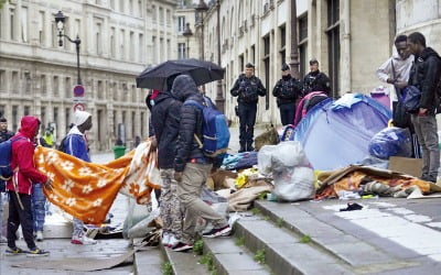 [포토] 파리올림픽 다가오자…도심서 이주민 노숙자 퇴거