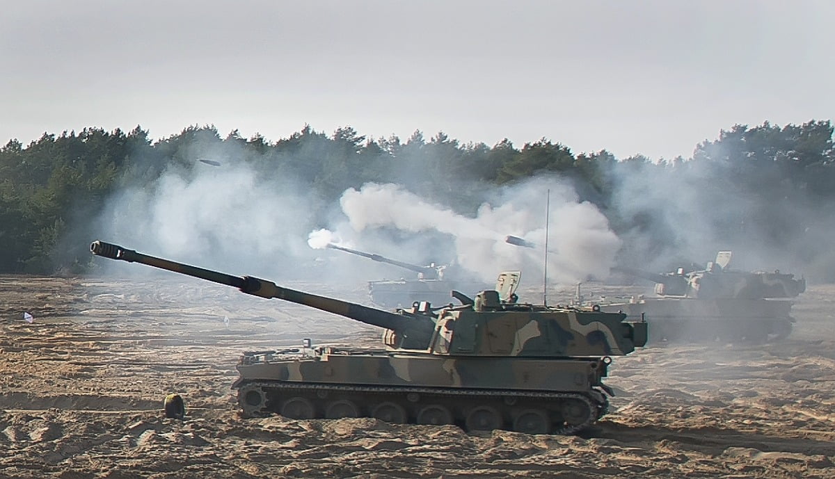폴란드 토룬 포병사격장에서 한국이 수출한 K9 자주포가 표적을 향해 포탄을 발사하고 있다. 사진=국방부