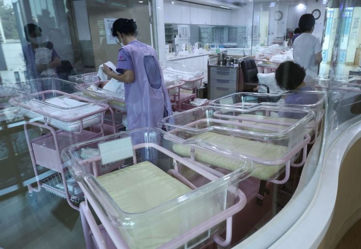 대만의 저출산 대응법... "동성부부·미혼여성도 아기 낳을 수 있도록"