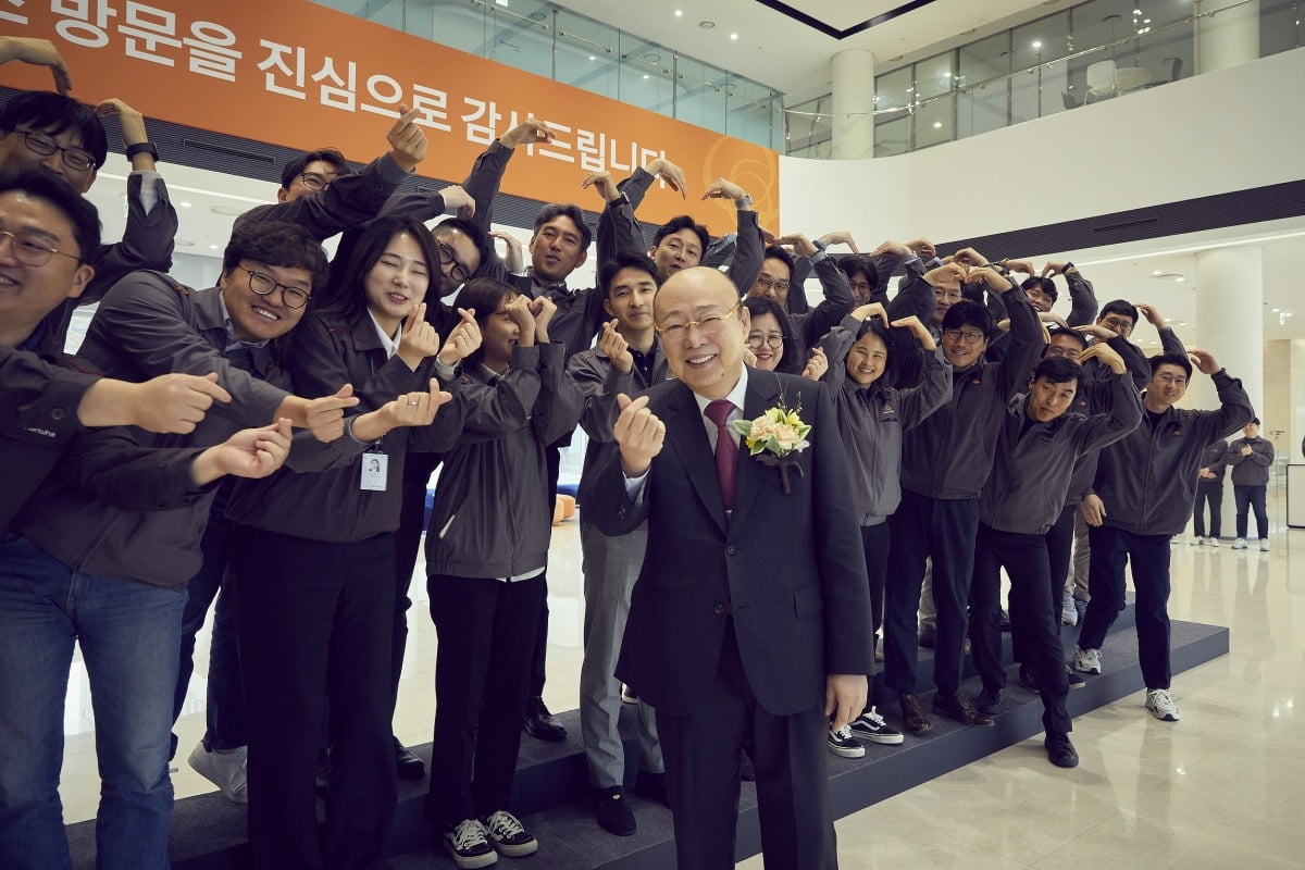김승연 한화그룹 회장이 3월 29일 대전 유성구 한화에어로스페이스 대전R&D캠퍼스를 방문해 직원들과 기념 촬영을 하고 있다.  사진=한화에어로스페이스