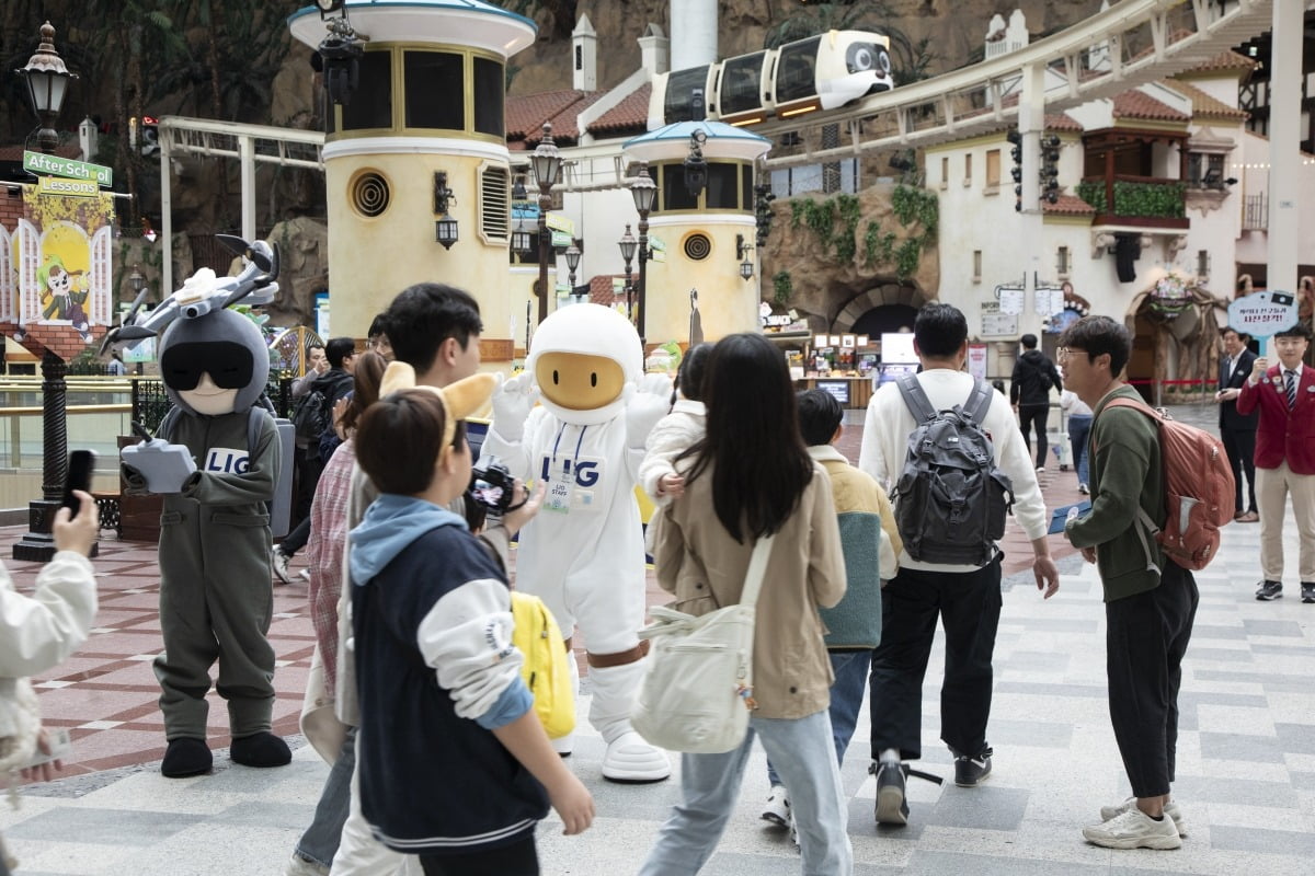 LIG넥스원이 4월 5일 롯데월드에서 임직원과 가족 1만여명이 참가한 가운데 ‘패밀리데이’ 행사를 개최했다. 사진=LIG넥스원