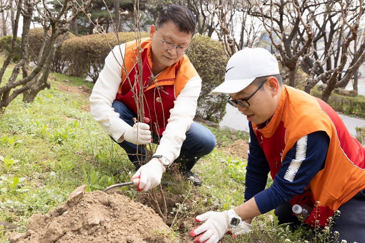 지난 5일 식목일을 맞아 남산공원에서 무궁화 묘목 식재 활동 중인 이호정 SK네트웍스 대표와 구성원들의 모습. 사진=SK네트웍스