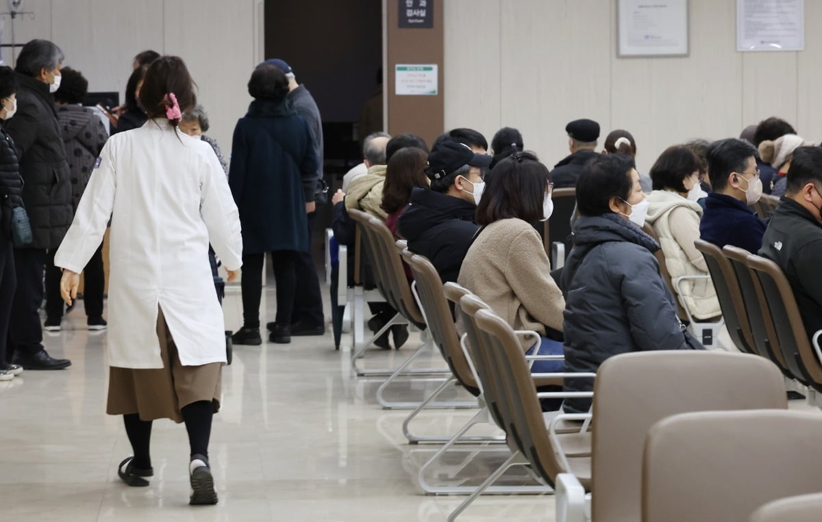 진료 대기 중인 환자들. 사진=연합뉴스