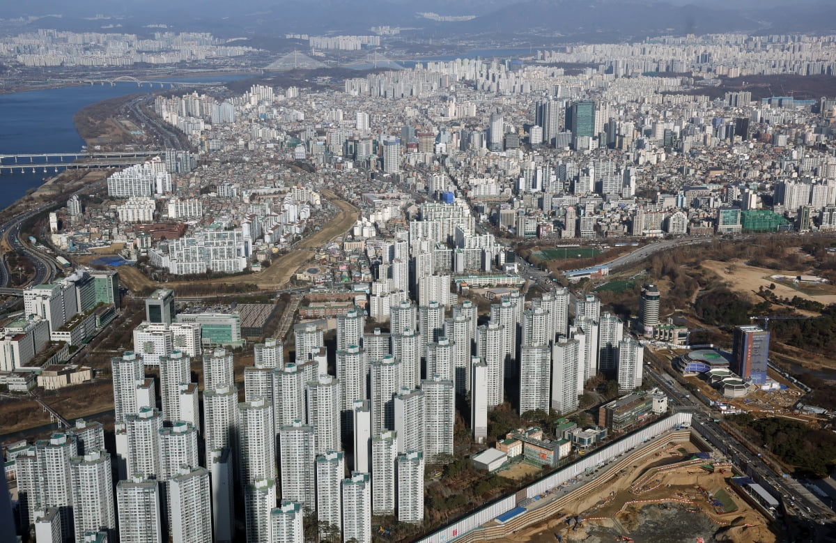 서울 롯데월드타워에서 바라본 강남아파트와 강동구, 하남 일대. 사진=한국경제신문