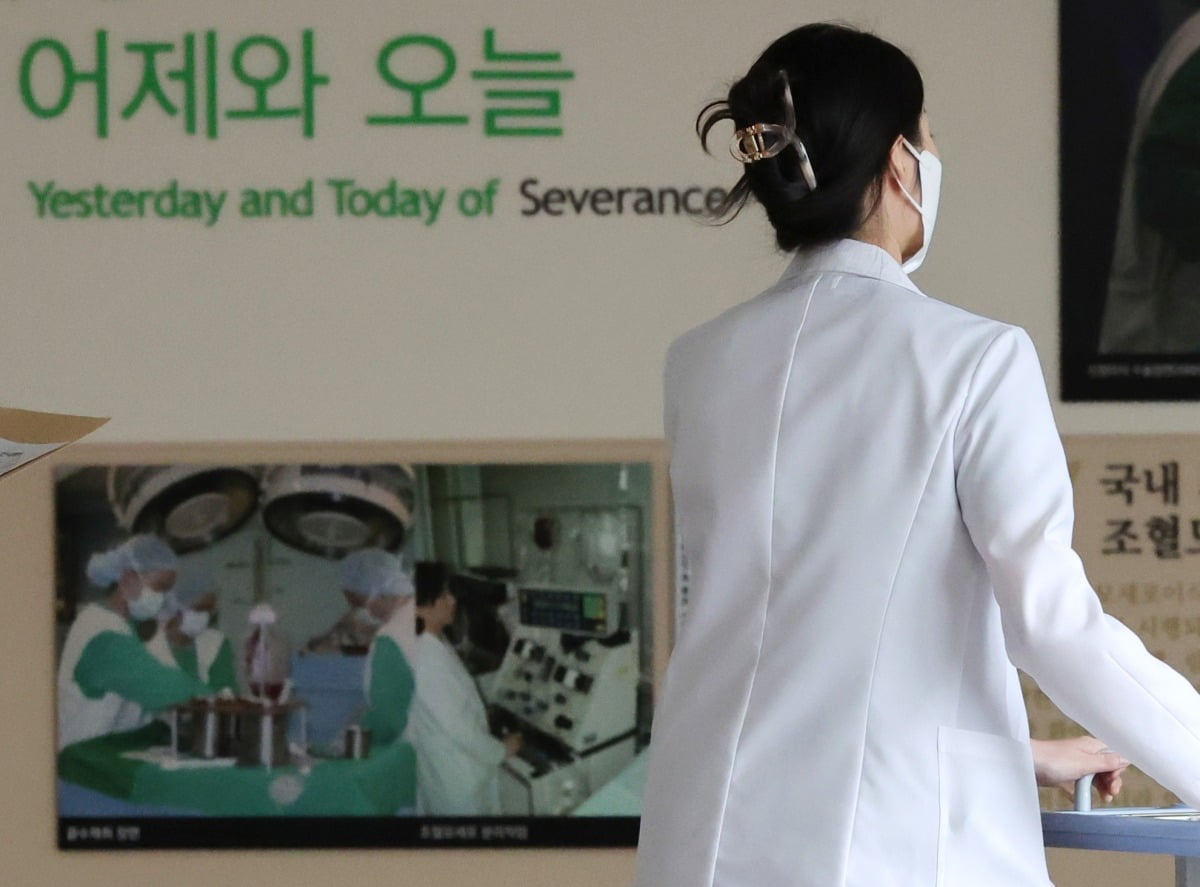 정부가 전공의들의 현장 복귀를 재차 촉구한 지난 8일 서울 시내 대학병원에서 의료진들이 이동하고 있다. 사진=한국경제신문