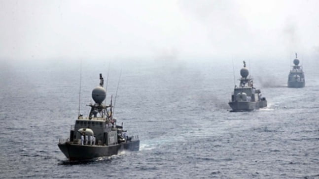 호르무즈 해협 인근에서 훈련중인 이란 군함들. 사진=연합뉴스