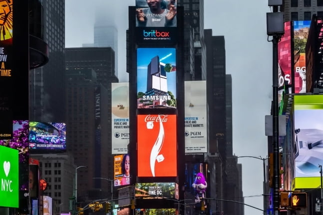 삼성전자가 미국 뉴욕 타임스스퀘어에서 지난 3일부터 선보이고 있는 '비스포크 AI 패밀리허브' 냉장고 영상 옥외광고./ 삼성전자
