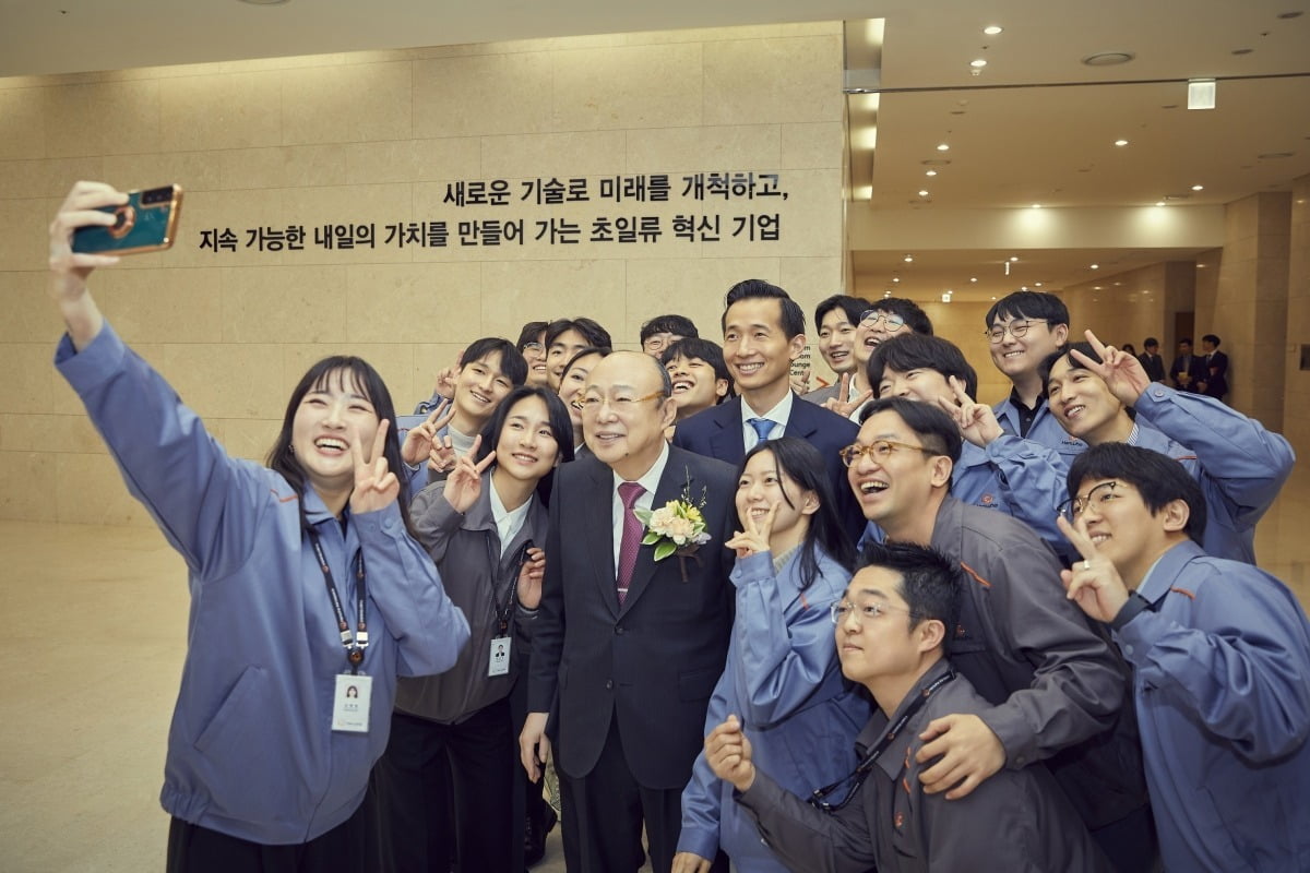 김승연 한화그룹 회장과 김동관 부회장이 한화에어로스페이스 대전 R&D 캠퍼스 직원들과 셀카를 찍고 있다. 사진=한화에어로스페이스