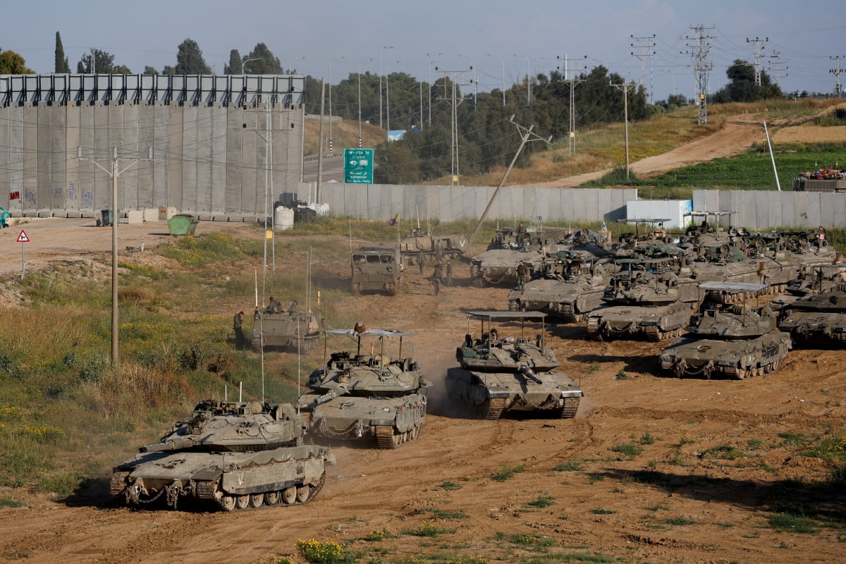 4월 10일(현지시간) 이스라엘군 탱크들이 가자지구 접경 지역에서 가자지구로 향하고 있다. 사진=연합뉴스
 
 
