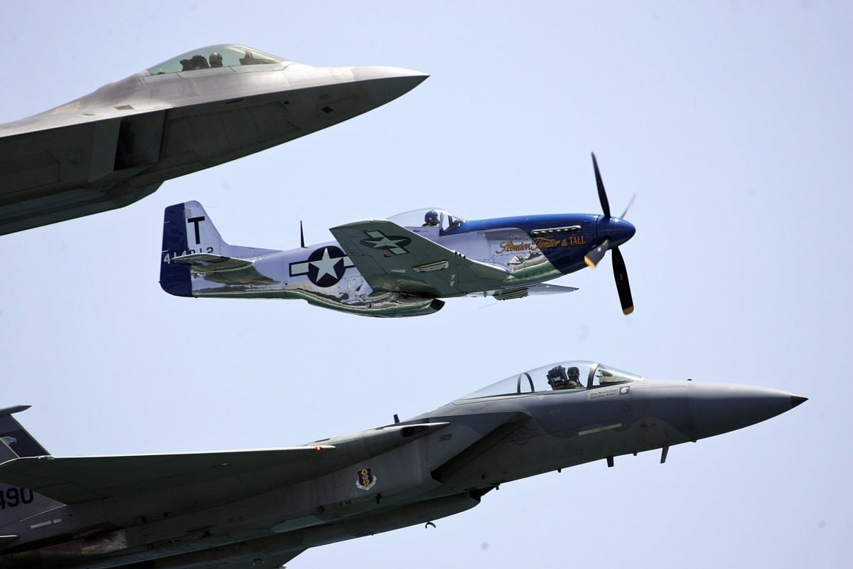 P-51 머스탱 전투기와 F-22 랩터, F-15 전투기. 사진=AP·연합뉴스
