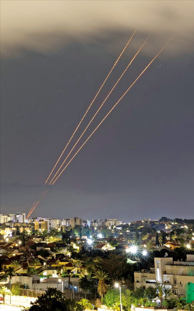 4월 13일 이스라엘의 미사일방어체계 ‘아이언돔’이 이스라엘 상공에서 이란 드론과 미사일을 격추하고 있다. 이날 이스라엘방위군(IDF)은 전날 밤 이란이 발사한 미사일과 드론 200여 대 중 99%를 요격하는 데 성공했다고 밝혔다. 사진=로이터·연합뉴스
