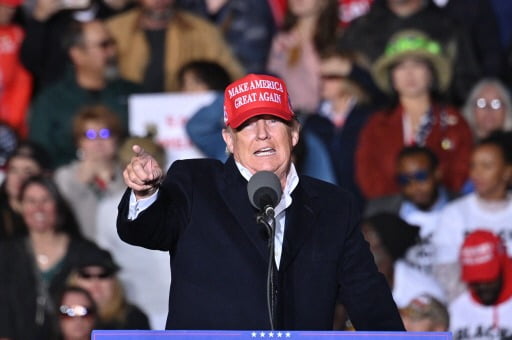 '미국을 다시 위대하게(M.A.G.A) 슬로건이 적힌 모자를 쓴 도널드 트럼프 전 대통령. 사진=연합뉴스
