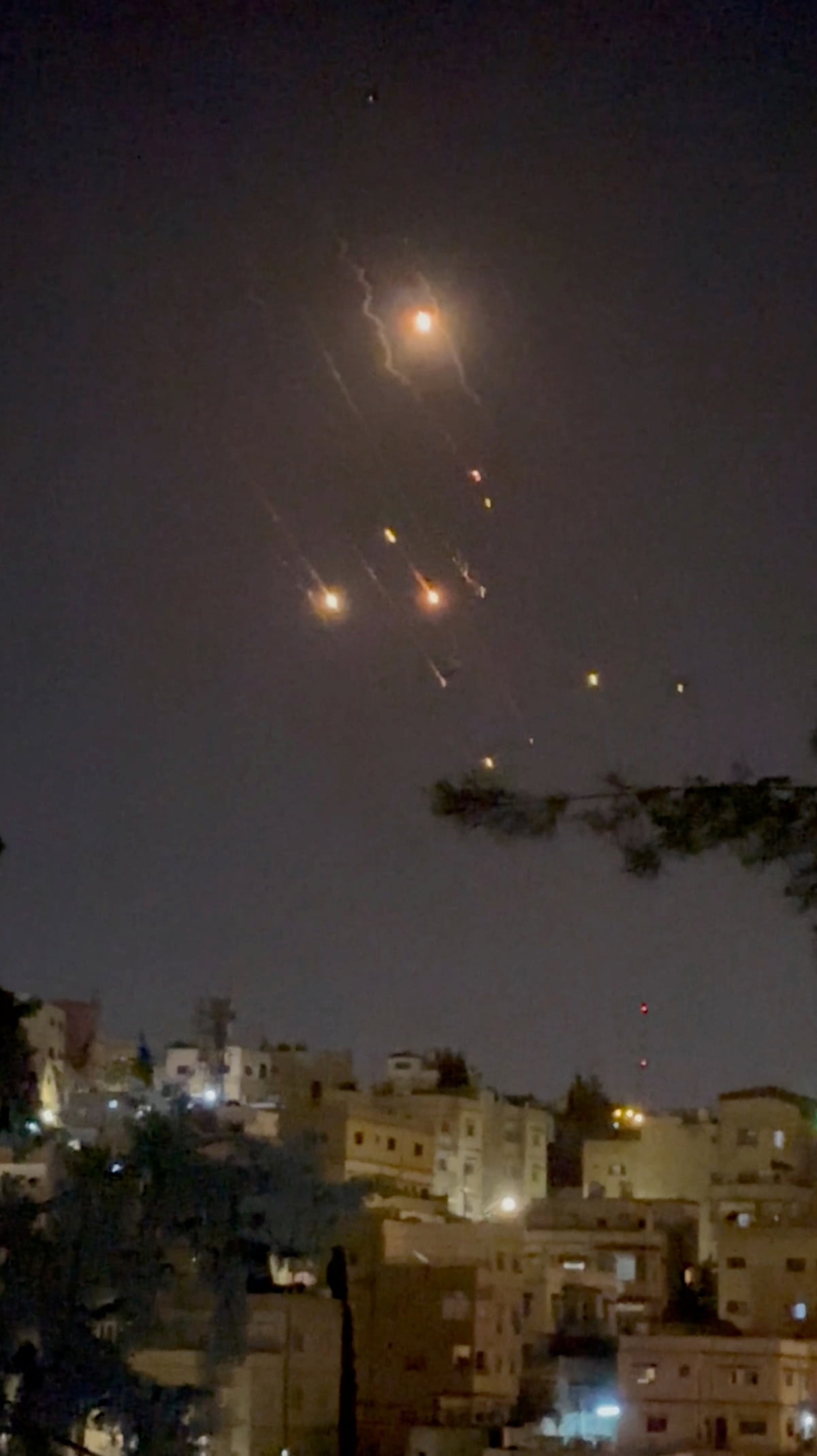 이란이 13일(현지시간) 이스라엘을 향해 발사한 드론과 미사일이 요르단 암만에서 목격된 모습. 미국군과 영국군은 이스라엘 상공에 도착하기 전 다수 드론을 요격했다고 밝혔다. 로이터연합뉴스