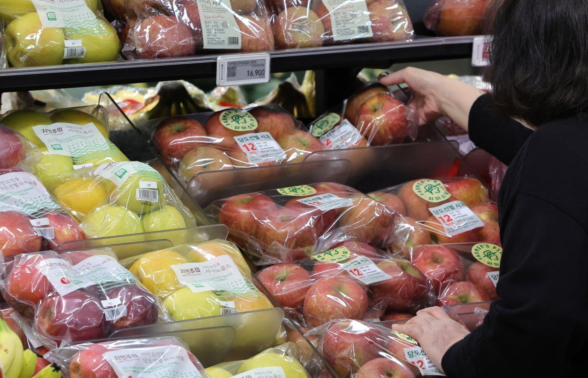 과일 가격 급등이 이어지고 있는 4월 2일 서울 시내 한 대형마트에서 시민들이 사과를 고르고 있다. 사진=한국경제신문