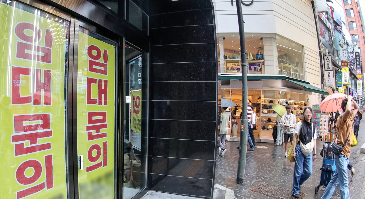 서울 명동에 있는 빈 상가에 임차인을 구하는 안내문이 붙어 있다. 사진=한국경제신문
