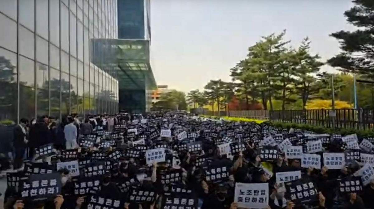 삼성전자 노사의 임금협상이 결렬되고 양측 간 입장이 좁혀지지 않는 가운데 4월 17일 삼성전자 창사 이래 처음으로 노동조합의 단체행동이 진행됐다.
삼성전자 노조 중 최대 규모인 전국삼성전자노동조합(전삼노)은 이날 삼성전자 경기 화성사업장 부품연구동(DSR) 앞에서 노조 측 추산 약 2천명이 참가한 가운데 문화행사를 개최했다. 사진=노조 유튜브 캡처